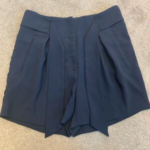 𝅺h&m navy blue pleated front tie dress shorts Sz 10